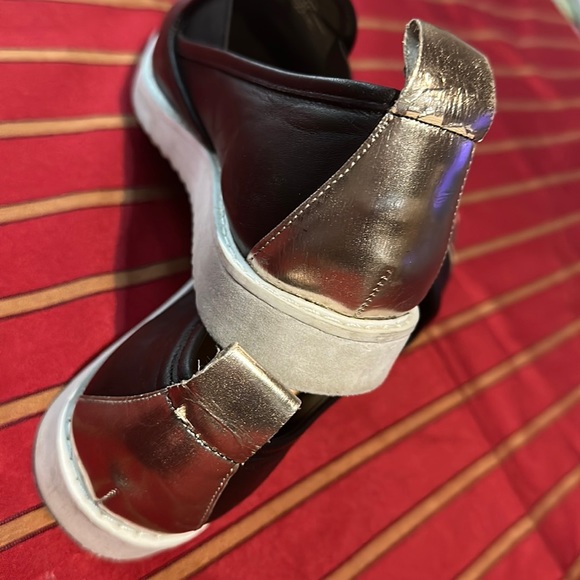 Just loafing around - Picture 5 of 8